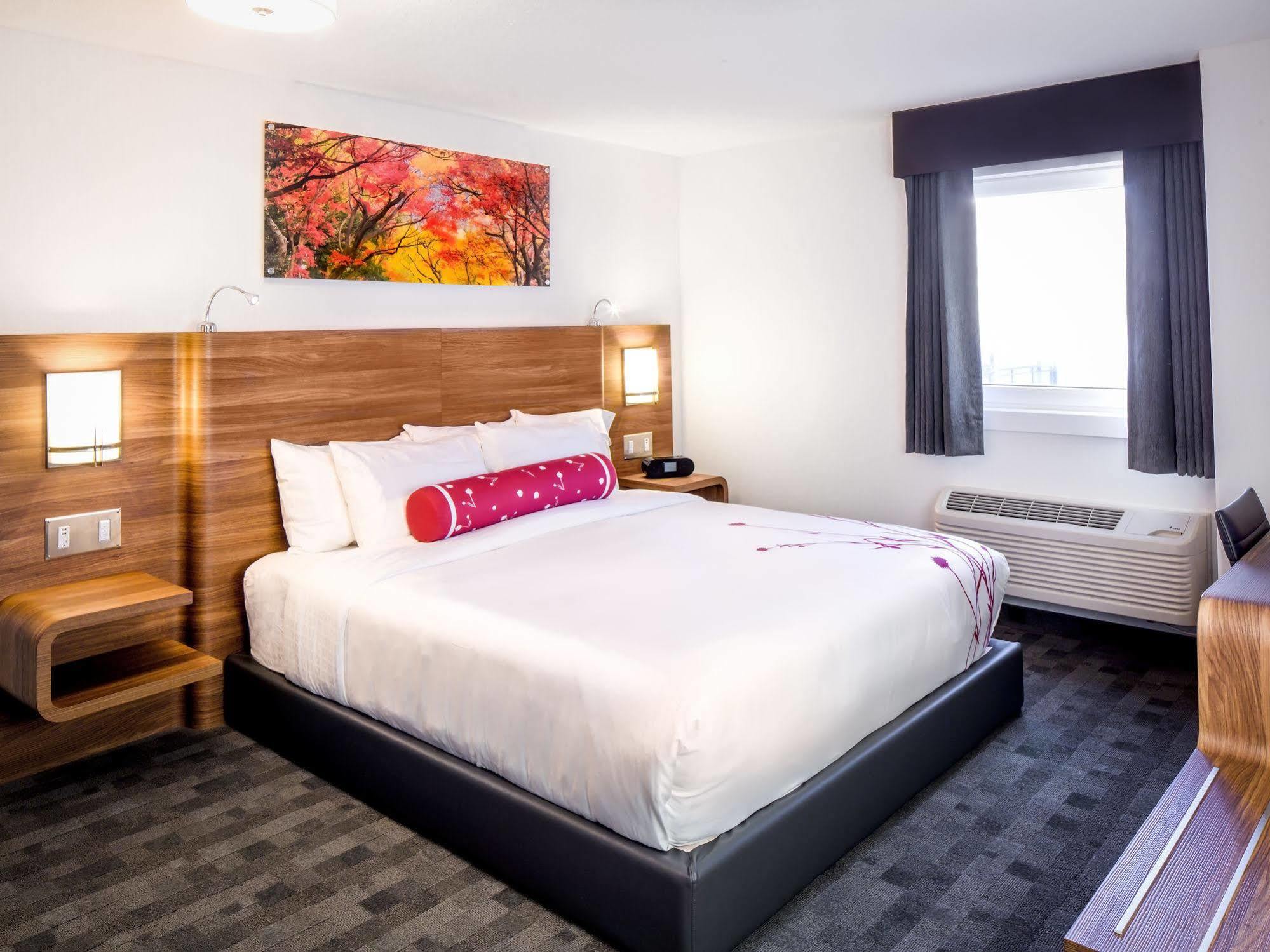 Hotel Elan YYC Exterior foto